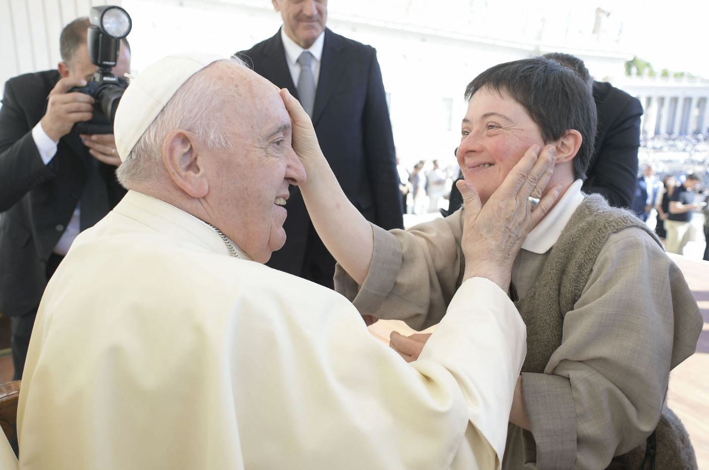 Az Egyház a mi otthonunk: Ferenc pápa fogyatékkal élő hívekkel találkozik